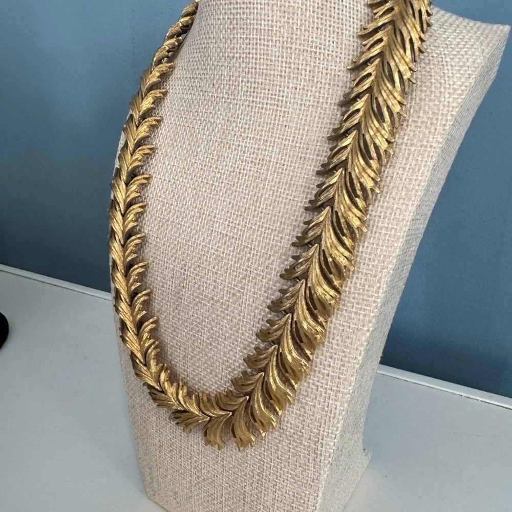 Monet Gold Tone Leaf Collar Statement Necklace – Vintage Laurel Design - Picture 8 of 8